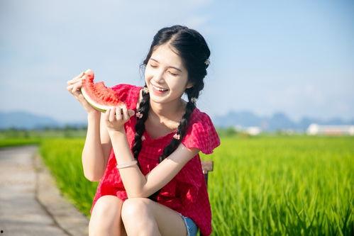夏天吃瓜拍照,定格甜蜜时光