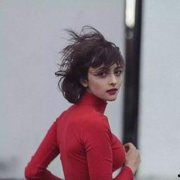 安娜模特吃瓜头像照片,瓜田里的时尚女神