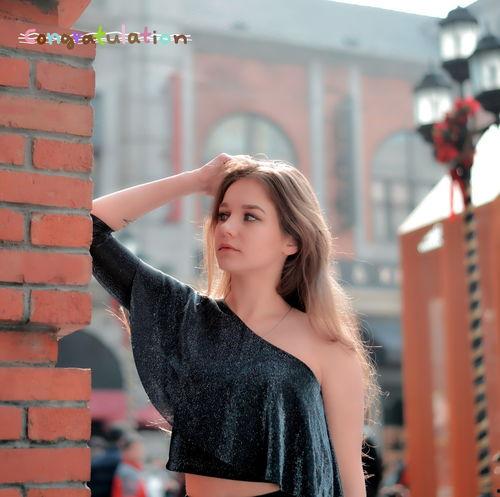 安娜模特吃瓜头像照片,瓜田里的时尚女神