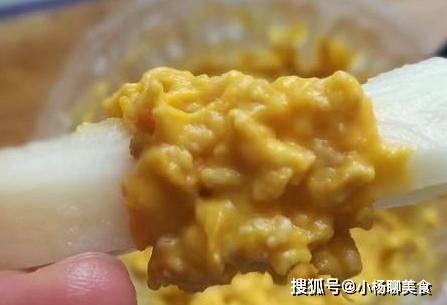 宝宝吃奶大人吃瓜,大人共享瓜果时光