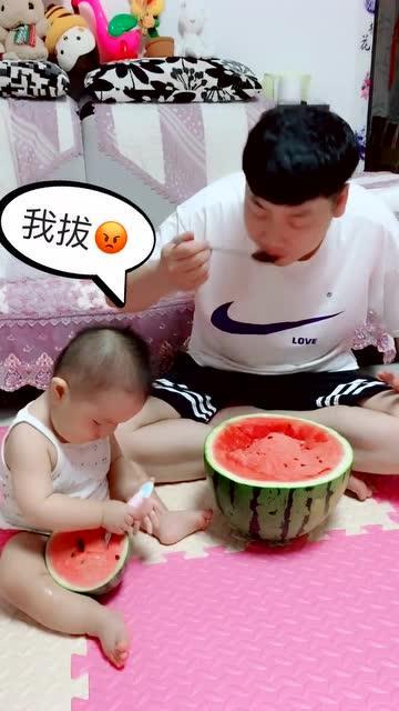 宝宝吃奶大人吃瓜,大人共享瓜果时光
