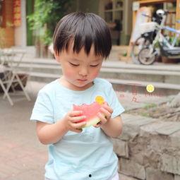 可爱头像女童吃瓜,女童可爱吃瓜瞬间